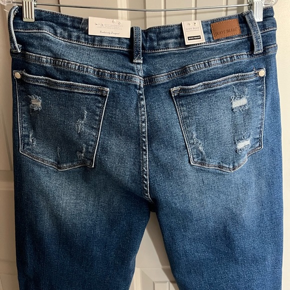 JUDY BLUE 15/32 Straight Leg w/Rainbow above pocket NWT (regularly $65) 🌈🌈 - Picture 9 of 10